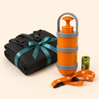 Funda doblada con lazo junto al recogedor de excrementos portátil naranja, su cordón y un rollo de bolsas