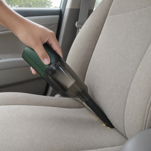 Aspirador de coche portátil en uso en el asiento
