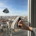 Limpiacristales magnético limpiando una ventana por ambos lados