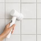 Cepillo de limpieza eléctrico limpiando juntas del baño