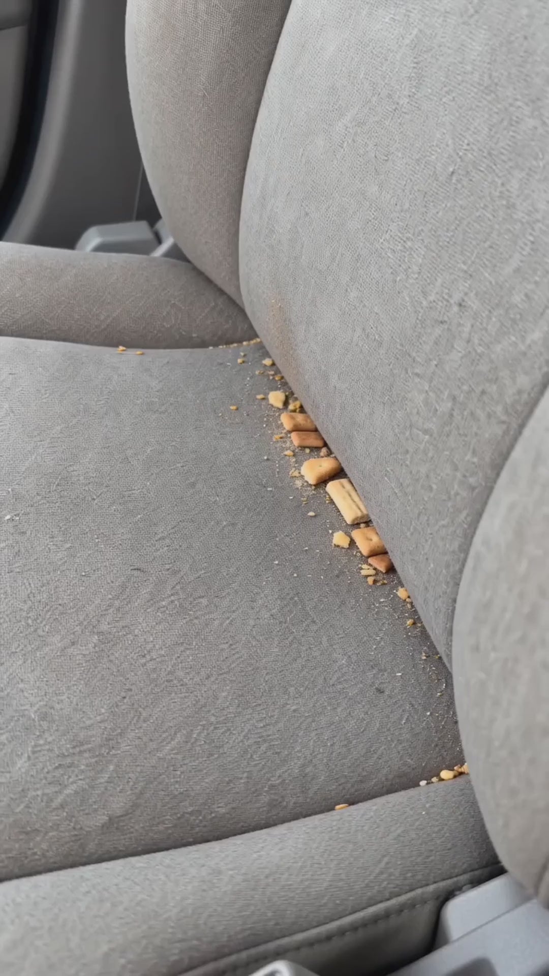 Vídeo: aspirador de coche 3 en 1 aspirando migas del asiento y soplando el polvo de las rejillas
